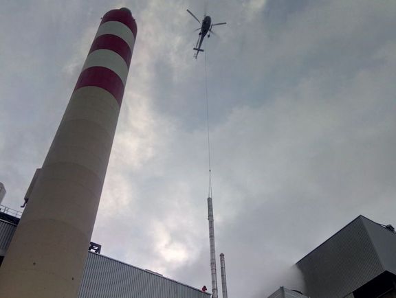 Rückbau Kamin mit Helikopter durch Höhenarbeiter