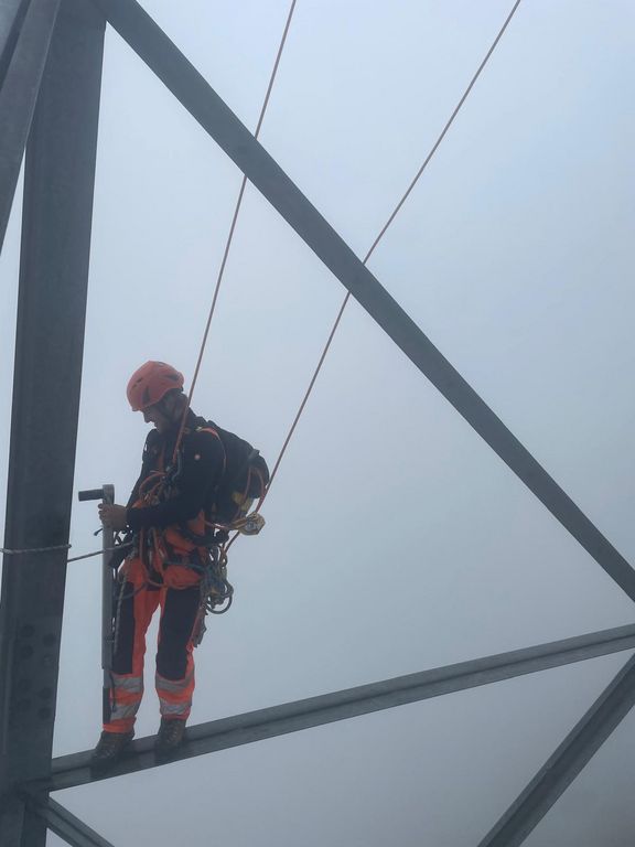 Schraubenkontrolle Arbeiten am hängenden Seil 